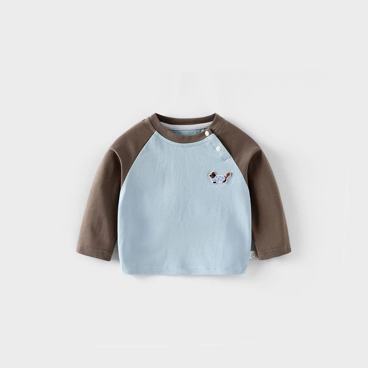 pantalon brodé et un t-shirt à manches longue