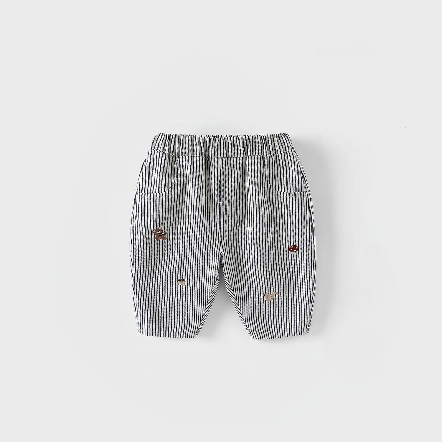 pantalon brodé et un t-shirt à manches longue