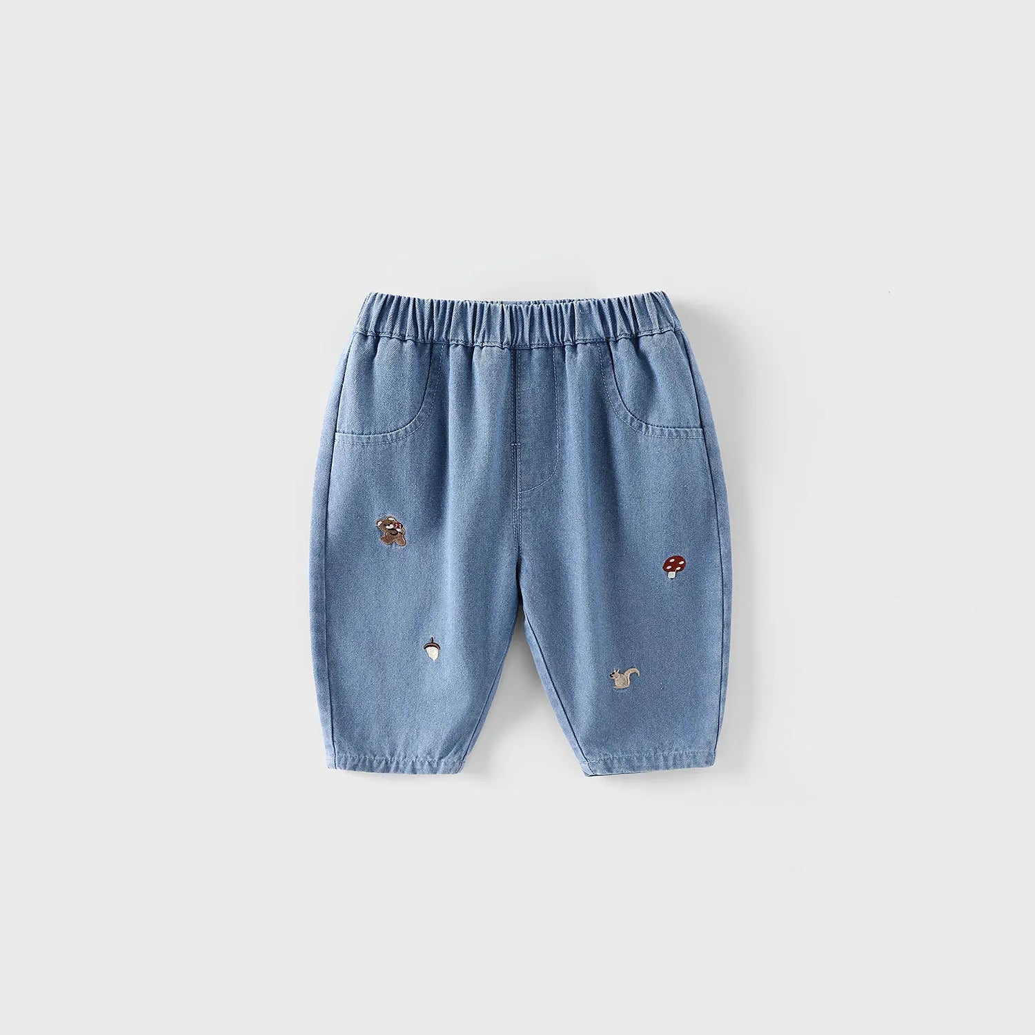 pantalon brodé et un t-shirt à manches longue