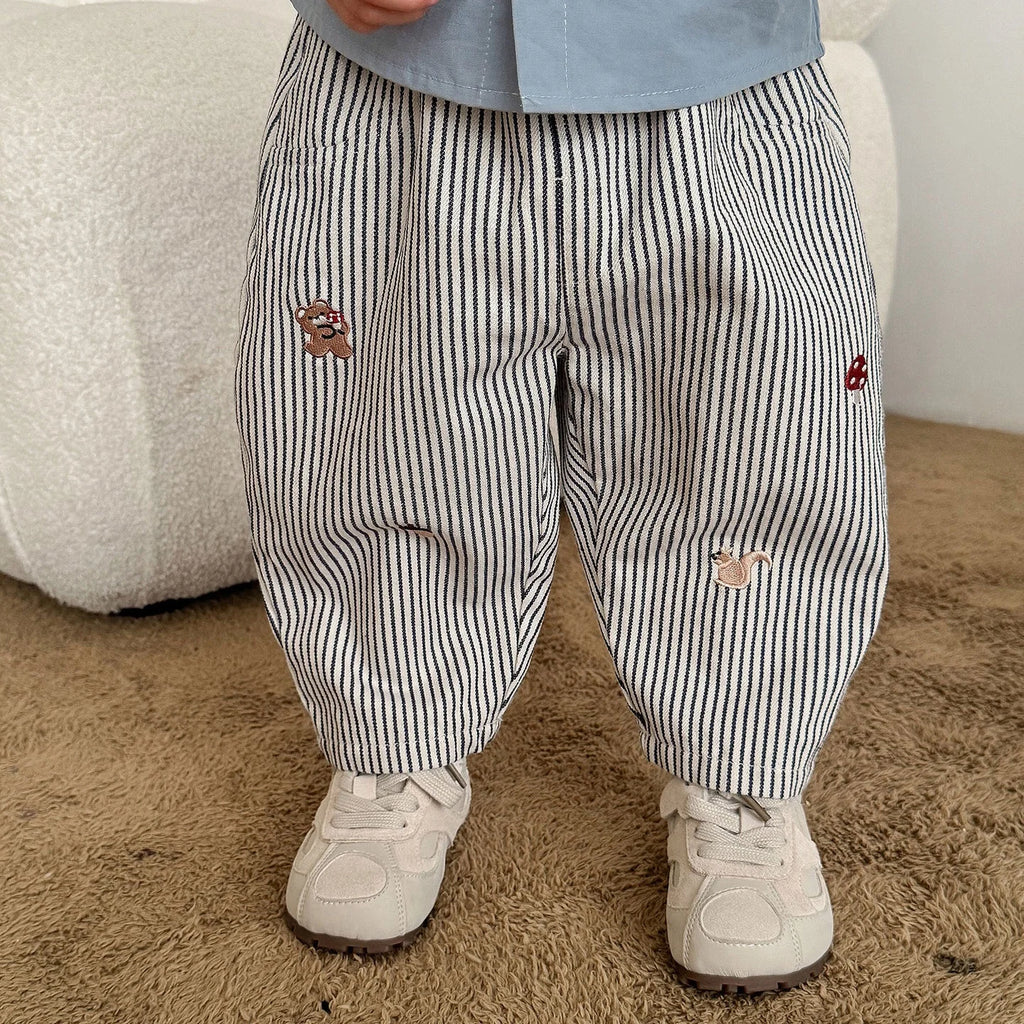 pantalon brodé et un t-shirt à manches longue