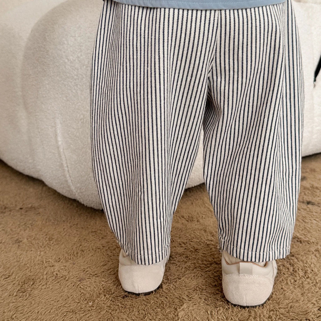 pantalon brodé et un t-shirt à manches longue