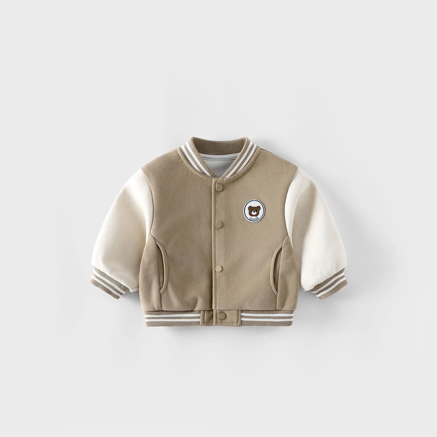 pantalon brodé et un t-shirt à manches longue