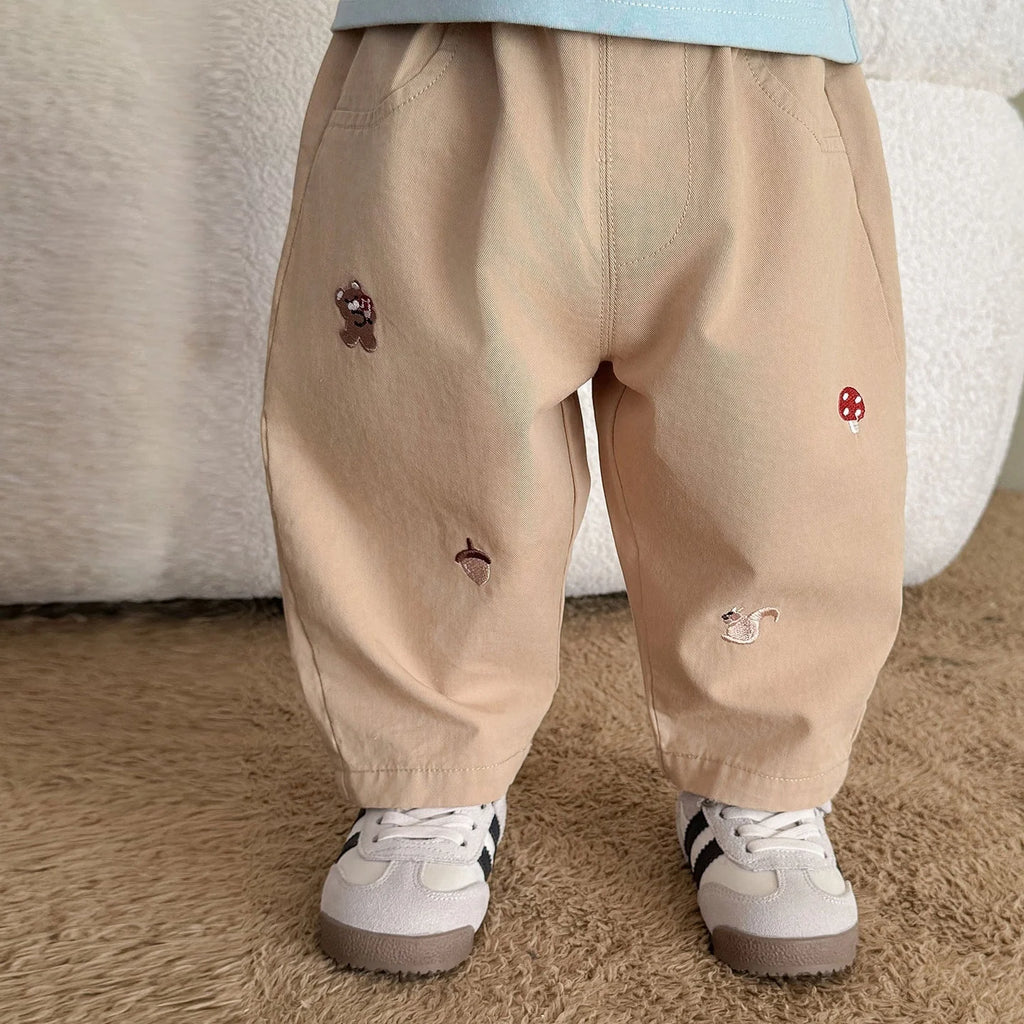 pantalon brodé et un t-shirt à manches longue