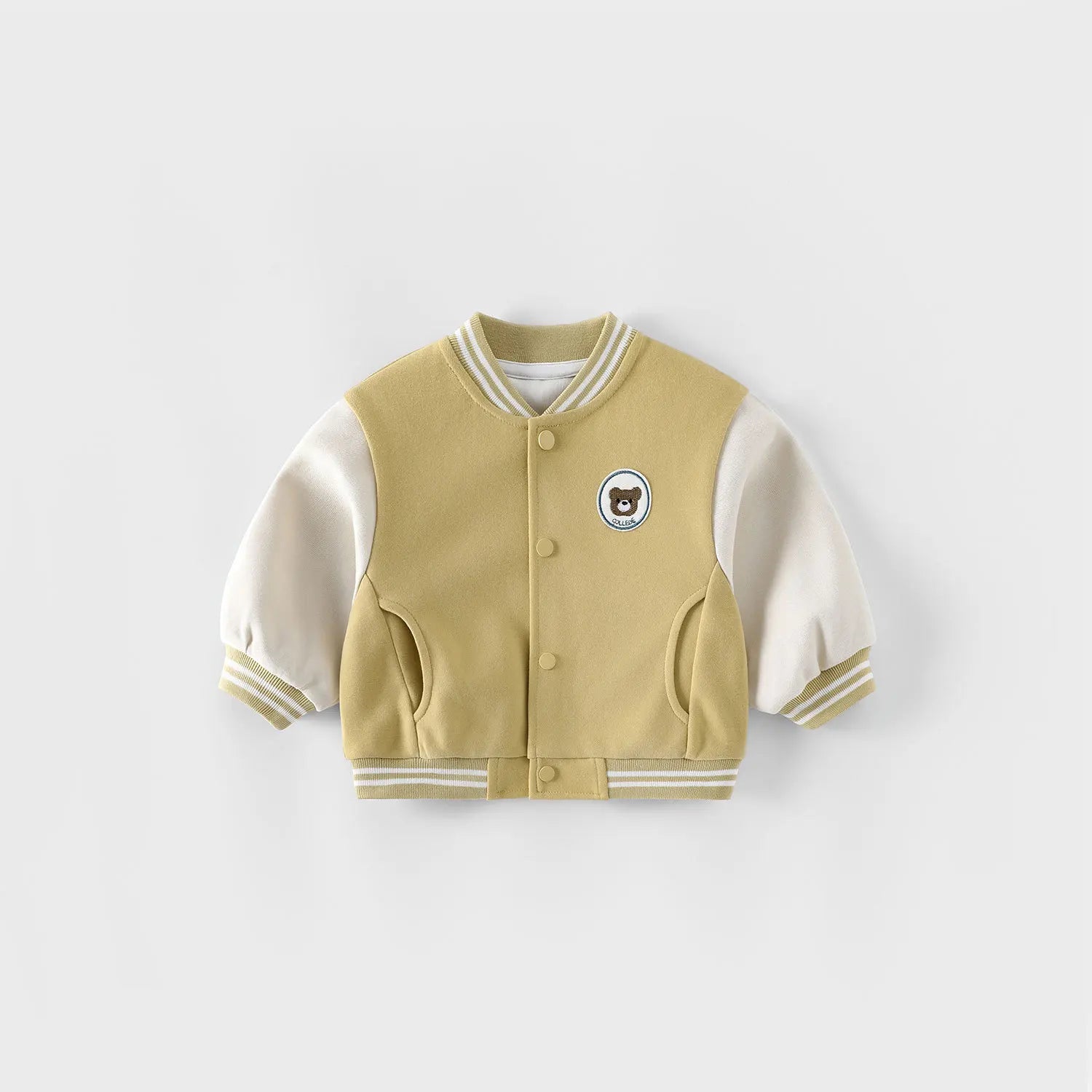 pantalon brodé et un t-shirt à manches longue